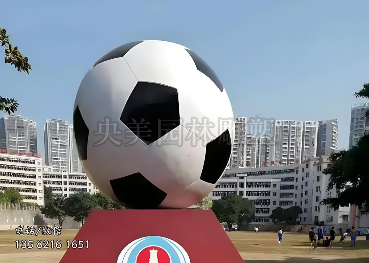 运动场玻璃钢喷漆仿真足球景观雕塑