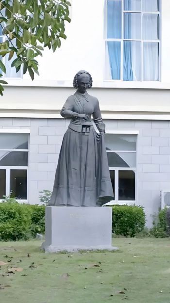 玻璃钢南丁格尔雕塑