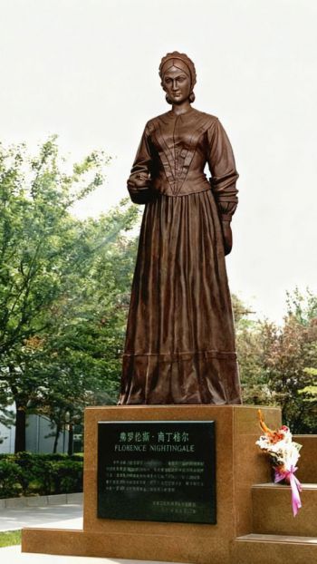 玻璃钢南丁格尔仿铜雕塑