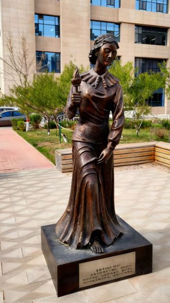 玻璃钢南丁格尔雕塑