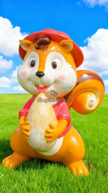 手抱坚果的玻璃钢卡通松鼠雕塑