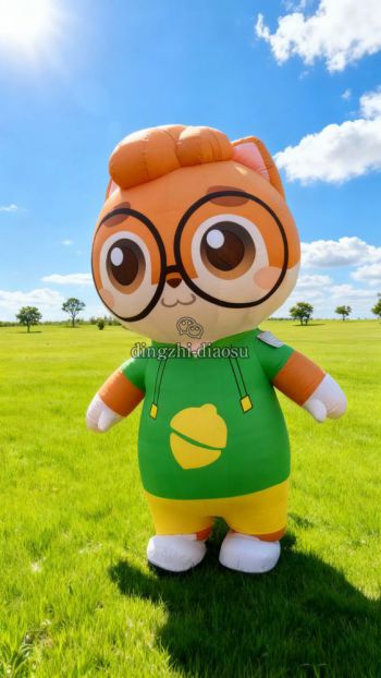 戴眼镜的玻璃钢卡通松鼠雕塑